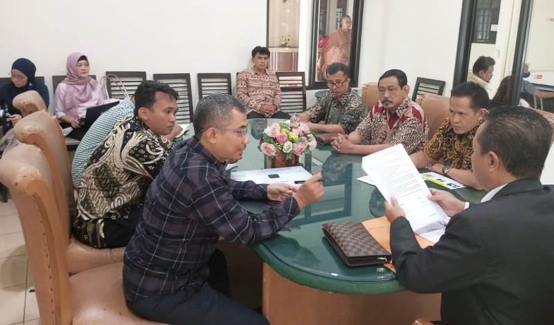 RAKOR PERKOMHAN PASCA SIDANG MEDIASI GUGAGATAN TERHADAP ROCKY GERUNG DI PN CIBINONG. IST.